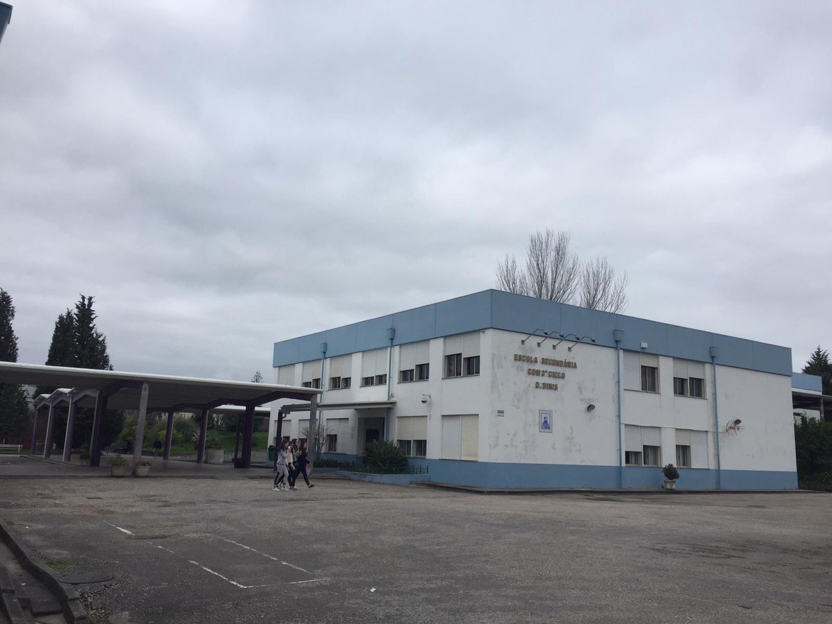 JulesHavre's tweet photo. Jour 1 : Visite de l'établissement scolaire D.Dinis au Portugal 🇵🇹 et présentation du système scolaire portugais. #CAFAI #Coimbra #Erasmus #ka1 #valles @dsden76 @jacqueshaudouin @MaryLequitte @AstridMazari @EcoleJehan @VincentHenaut https://t.co/NpzNB226qQ