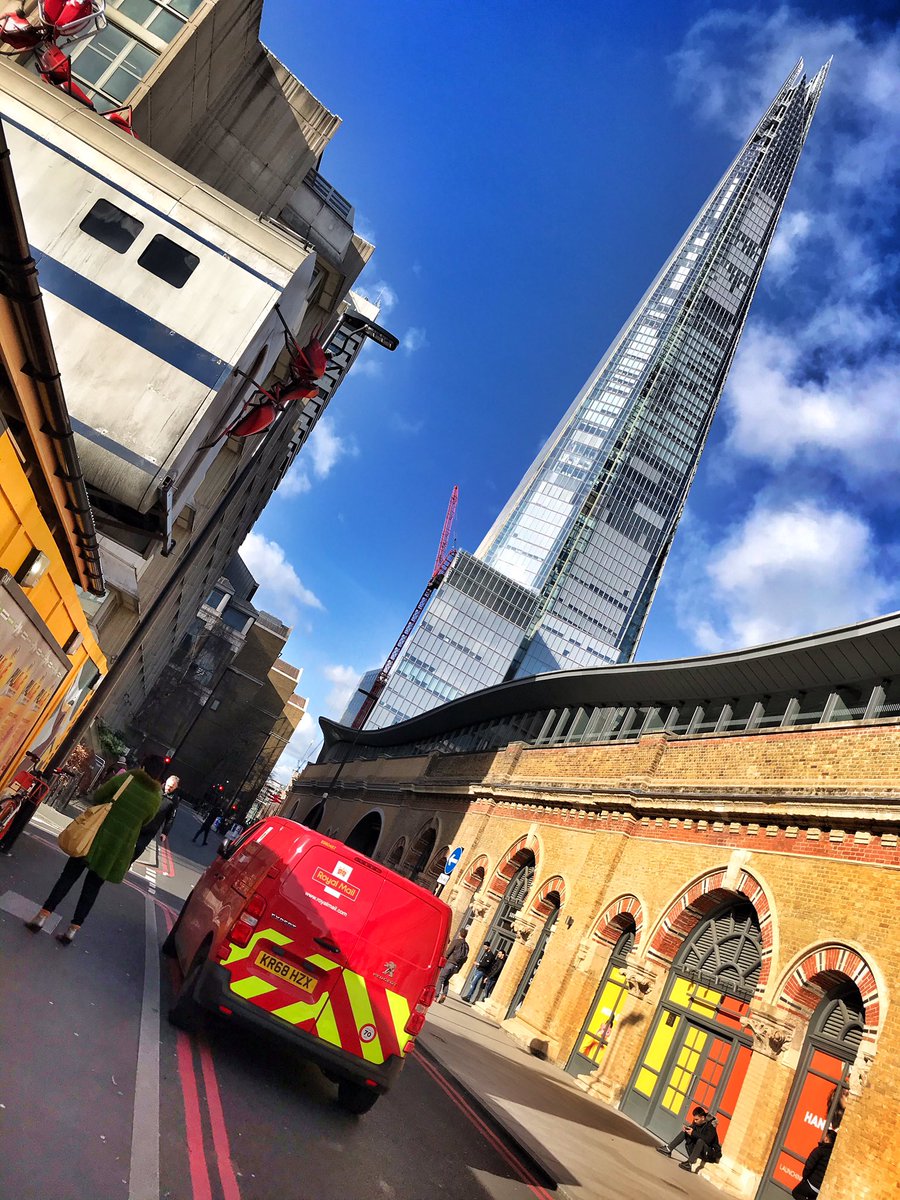 activrightbrain's tweet image. #London bringing all the shapes and colours today. And my @dresscodeshirts #CashCuff delivering all the drinks via contactless payment!
#Wearables #Fashion #Design #IoT