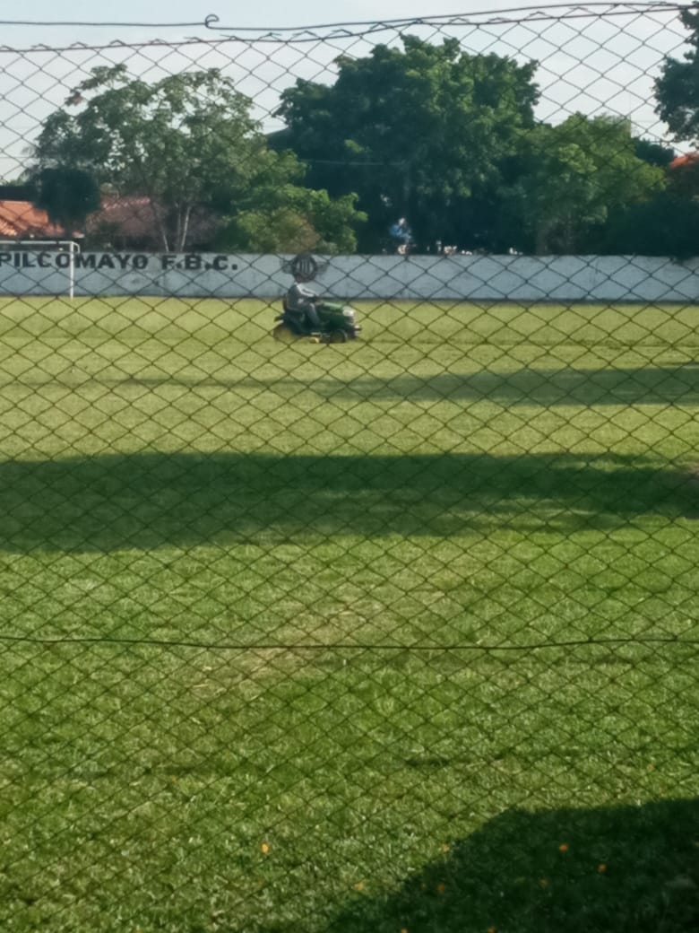 PilcomayoClub's tweet photo. El día de hoy se realizaron trabajos sobre el empastado del Club, hacemos llegar a todos los amigos y vecinos que estamos necesitando pintura Color Blanco Sintetico para terminar el trabajo por los postes de los alambrados, estamos atentos desde la cuenta para cualquier ayuda https://t.co/mjXML1XGj9