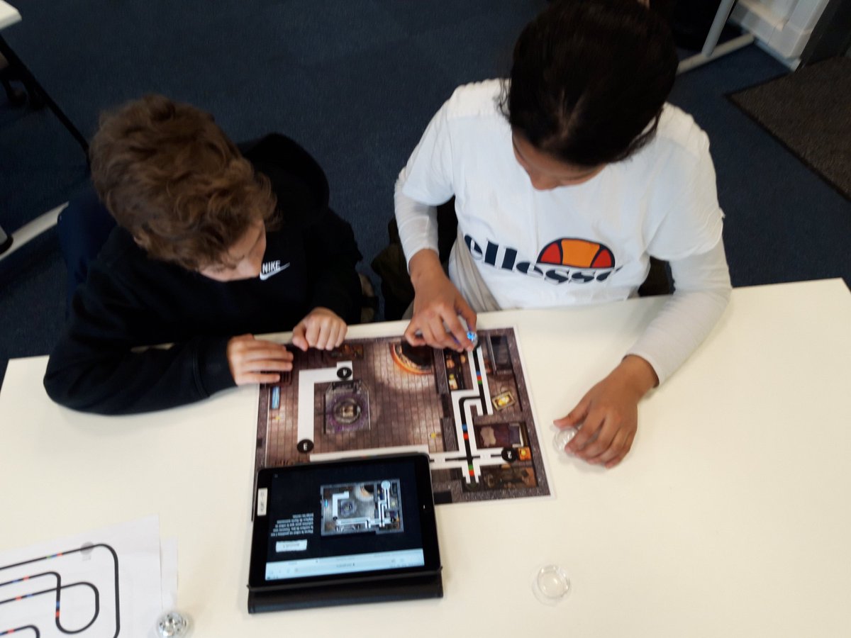 ELJAMALI7's tweet image. #épidémia, c&apos;est un défi robotique ludique durant lequel les jeunes découvrent les différents modes de programmation du robot @Ozobot tout en s&apos;amusant #PenséeInformatique #CodageLudique