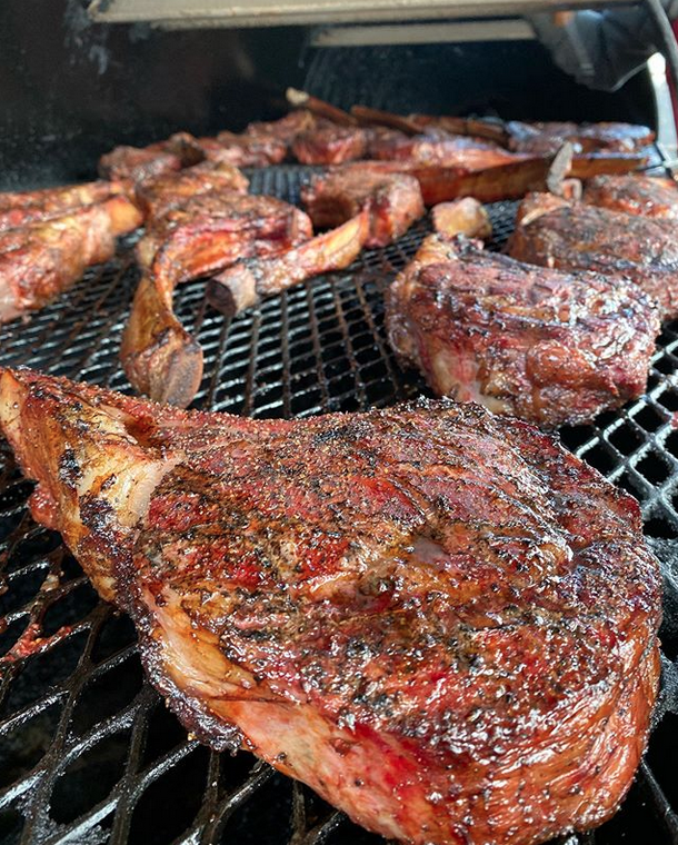 The tomahawk steak, also known as a bone-in rib eye or tomahawk chop, is a well marbled, rich and buttery big, thick rib eye with a long bone still attached.🤤🔥 ⁣
⁣
📸 <a href="/stilesswitchbbq/">StilesSwitchBBQ</a>