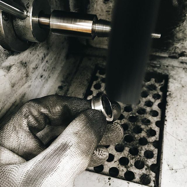 Werken aan nieuwe ontwerpen daar krijg je vieze handen van... 🖤 #polijsten #handgemaaktesieraden #handgemaaktering #corinarietveld #nieuweontwerpen #edelsmeden #sieradenatelier #handmadejewelry #handmadering #silversmithing #polishingsilver ift.tt/2SklYjy