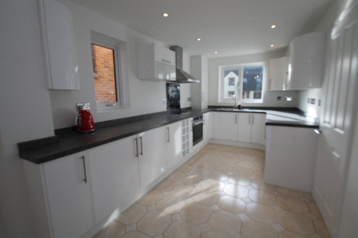 Newly refurbished detached 4/5 bedroom #house in #Woolwell, £1250 PCM.

The property benefits from a conservatory, en-suite shower, built in wardrobes, front &amp; rear gardens and a driveway. 

For more information please visit our website mblettings.com #lettings #plymouth