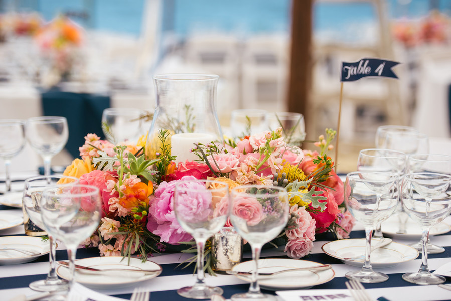 You can never go wrong with navy and white #oceantents #events #wedding #weddinginspo #navyandwhite #tablesetting
