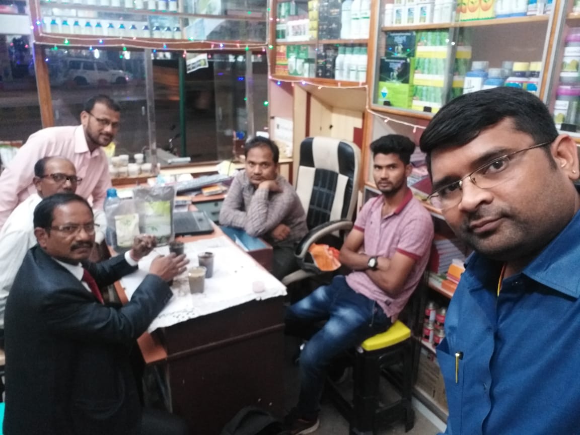 OurIndianBazaar's tweet photo. Another day and a new city, Indian Bazaar’s representatives are demonstrating Sanjeevani - A Magical Organic Fertilizer to seed/fertilizer shop owners, so that they can provide organic fertilizer to more &amp; more farmer brothers for very good harvesting results with more profits. https://t.co/OkGBKDURoX