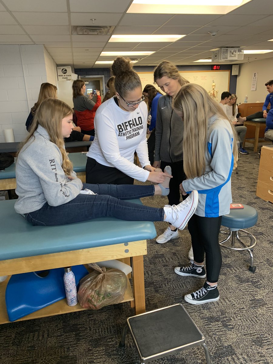 Buffalo_AT's tweet photo. This morning #SPHHP hosted about 30 high school students from the health sciences academy at Lancaster High School. PT, OT and #AT each a hands-on activity to teach them about the profession. We love engaging with the community like this! #UBuffalo #CommunityEngagement https://t.co/Q9fpv6FhSP