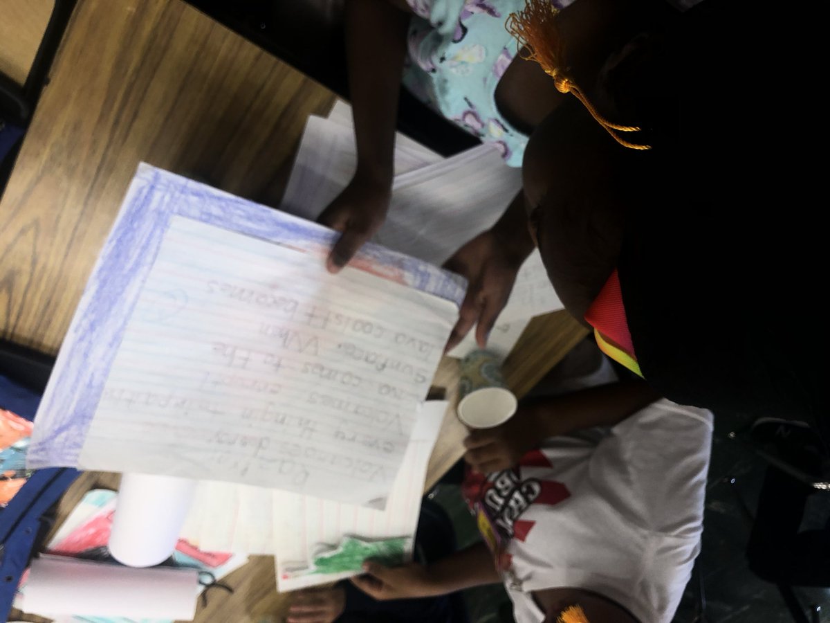 bea_holmes1's tweet image. I live for days when children celebrate each other and themselves! Thank you @GalbreathWilda for making reading and writing so engaging for our SES kindergarten students! @AusmoreT @ghardenbrooks #simplyexceptionalschool #kindergarten