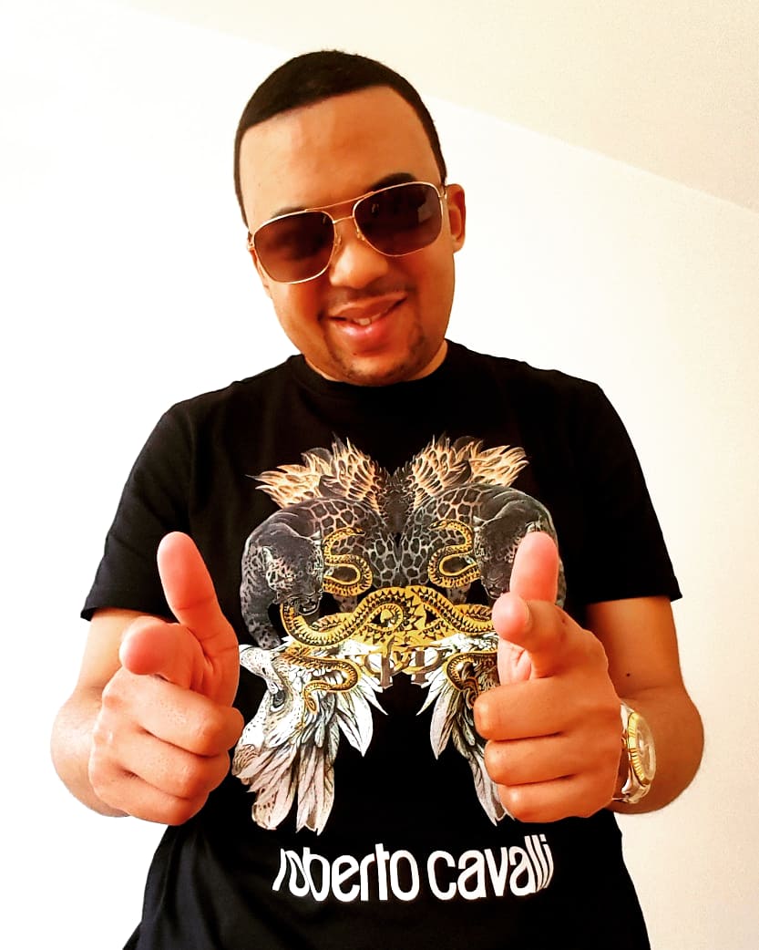 FlexTleVrai's tweet image. Flex votre Rapstar en mode fashion week luxury T shirt by @Roberto_Cavalli 🇮🇹 la grande classe et solaires by @marcjacobs 🙌🏾😎 la stylance!  #FlexT#Rapstar#fashionweek#fashion#Mode#robertocavalli#marcjacobssunglasses