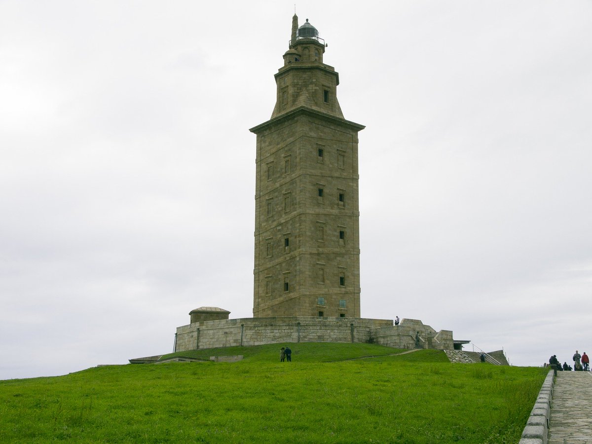 Trinitario_'s tweet photo. La Torre de Hércules es una construcción romana que, increíblemente, sigue cumpliendo su función de faro en La Coruña. https://t.co/FeHILhRYbc
