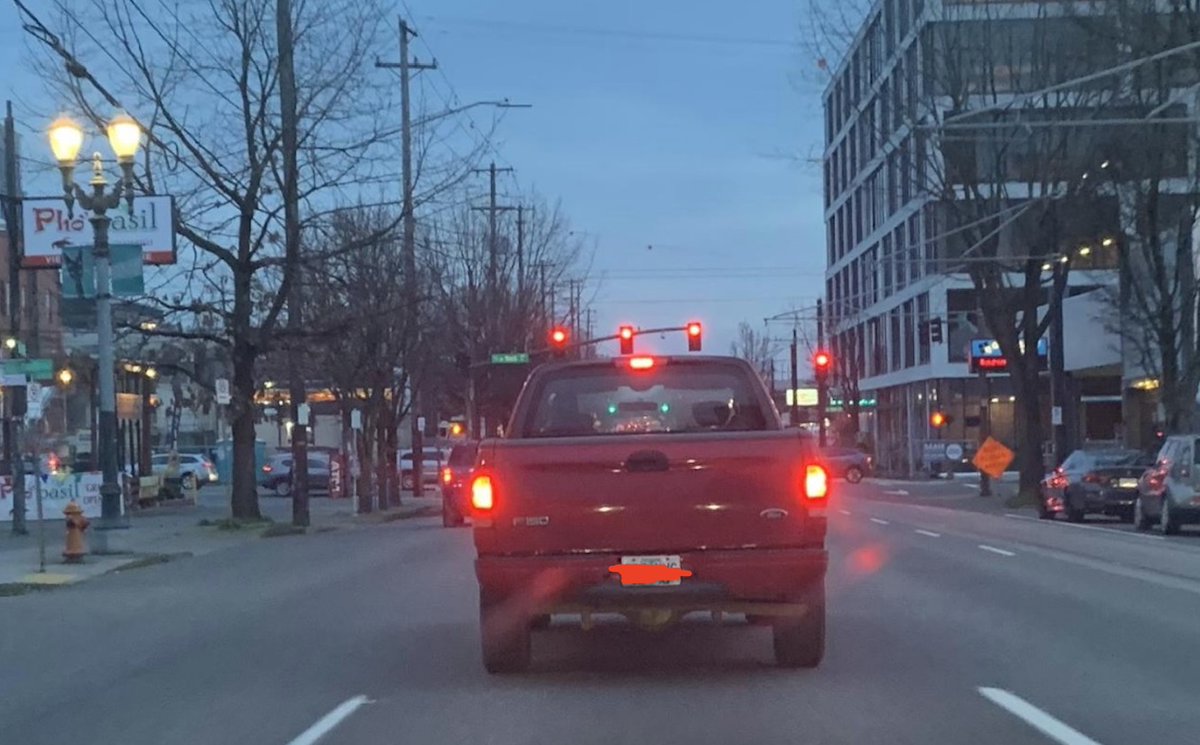 Did you get hit by driver of this red pick-up while crossing Martin Luther King Jr Blvd last night? 

If so, a witness saw it and wants to help you bring the driver to justice. 
 bikeportland.org/2020/02/12/did…