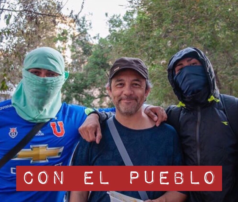 TRechazo's tweet photo. A Daniel Muñoz se le olvidó que se hizo conocido gracias Don Francisco y en pleno Gobierno Militar, eso lo ayudó a disfrutar durante todos estos años del sistema que tanto odia, porque seguramente no vive en La Legua. #Inconsecuncia #VotaRechazo #PicoPaJuanHerrera #Iquique 🖕🏼 https://t.co/q2YY21xvLi