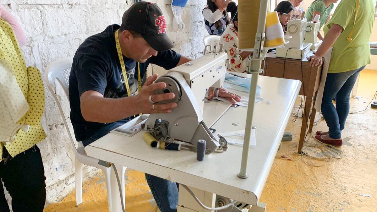 prefecturaloja's tweet photo. 👕👖👗 #AprendeYEmprende | Capacitamos a los emprendedores de la provincia, esta vez Gonzanamá se beneficia con el [Taller de #CorteYConfección].

📌 #GONZANAMÁ

#MatildeHidalgo | #CASMH | #CaminoAlProgreso✔ https://t.co/ljpok6P0wA