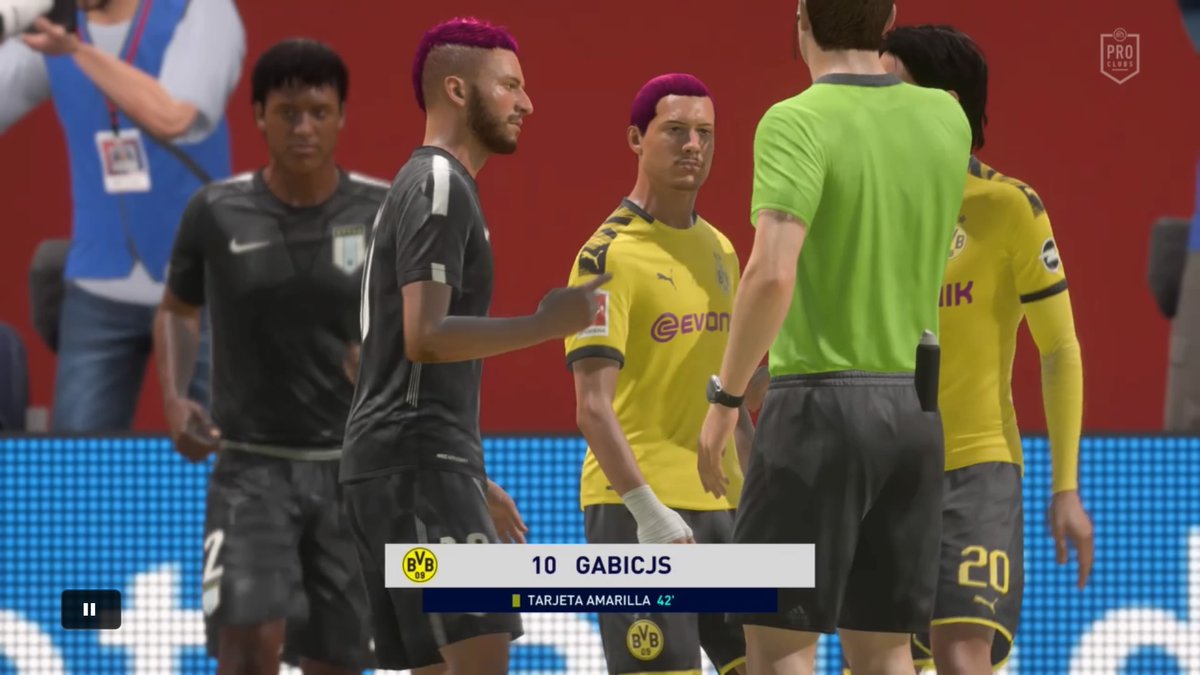 Gabolini2's tweet photo. Cuando el arbitro te quiere empezar a manejar el partido y con una mirada se lo explicas TODO.
Con el equipo no 😉
#VamosUKF! https://t.co/DW0TecPC9T