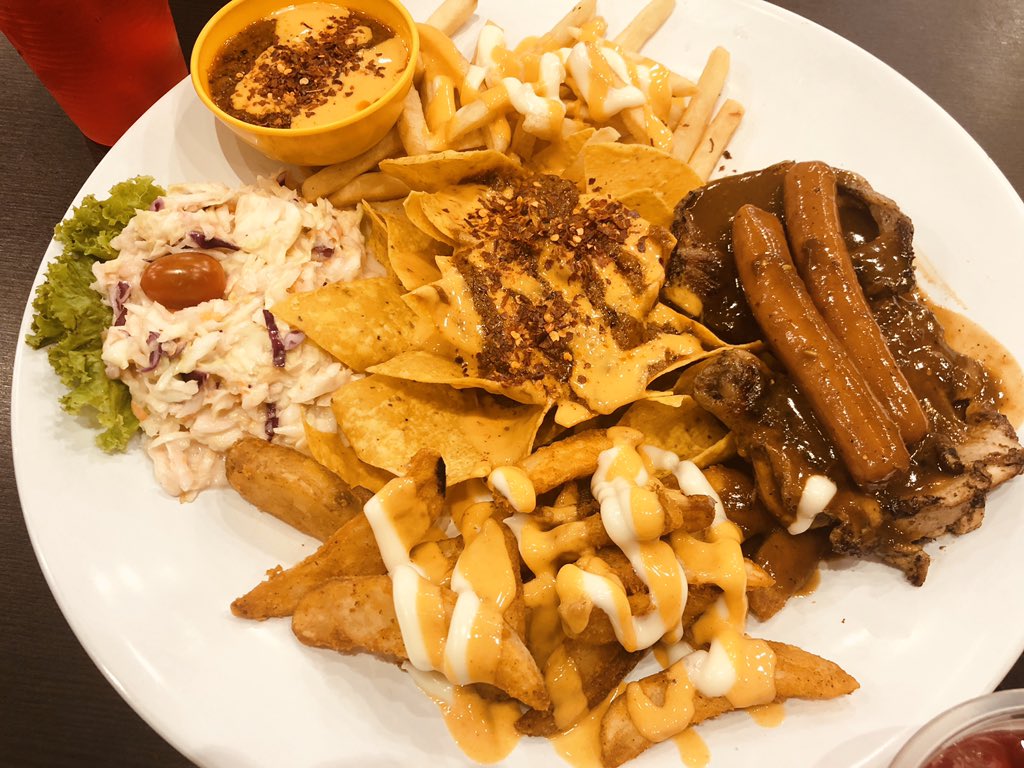 Cara nak hilangkan insecure perempuan, kau puji dia then belanja makan. Simple.