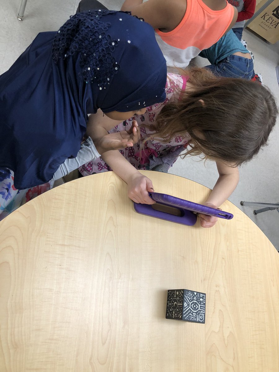MrsLandaverdeHM's tweet image. These 2nd graders are having a blast coding #spherobolts and working in AR on the #mergecubes
