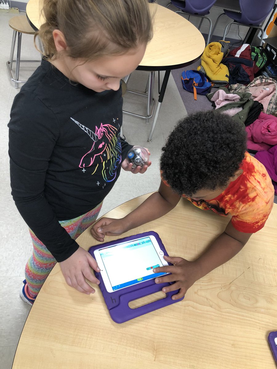 MrsLandaverdeHM's tweet image. These 2nd graders are having a blast coding #spherobolts and working in AR on the #mergecubes
