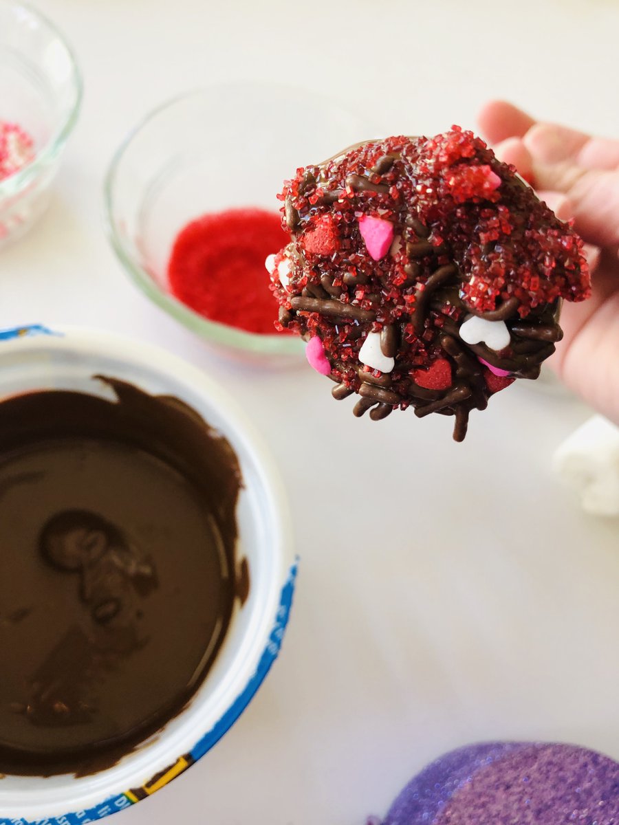 If you're looking for an easy #ValentinesDay treat, try these marshmallow pops:

airingmylaundry.com/2019/01/easy-v…

#ValentinesDay2020 #chocolate #easy
