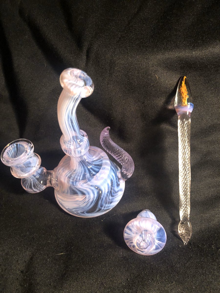 canibauz's tweet photo. Have a great #wakeandbake on this #humpday I have a Valentine’s Day #glassauction going down on my instagram. 14mm purple rig with #optic horn. The opening bid is $80 it comes with a dabber and carb cap. Have a great day and #staylifted ✌️❤️😀
https://t.co/9HejbmGbJ3
#420
#rig https://t.co/7ojM35vwFA