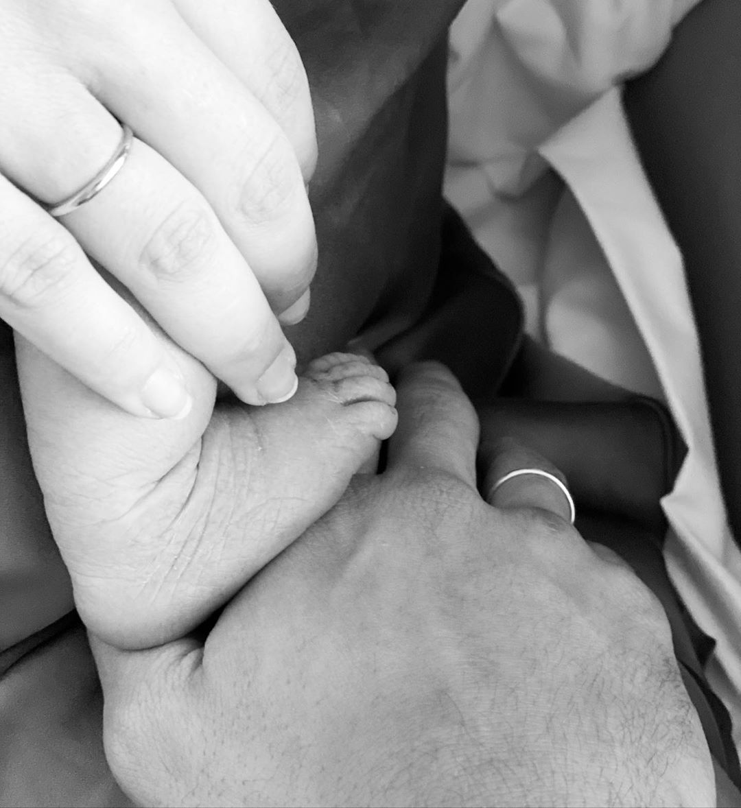 DortmundLimite's tweet photo. FELICIDADES 🎊 🚼 Achraf #Hakimi acaba de convertirse en papá, Ha nacido su primogénit@. Su mujer la Actriz Hiba #Abouk ha dado a luz en España 🇪🇸 por lo que el Marroquí tiene permiso hasta mañana. 🤰 👩‍👩‍👦

#bvb #bvb09 💛 🖤 https://t.co/x9n0BV4PsQ