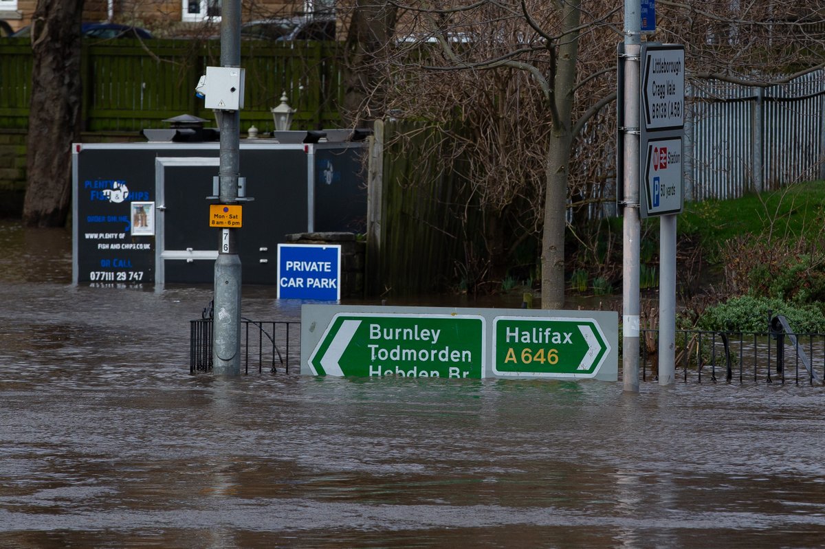 CalderdaleFound's tweet photo. #Calderdale #Flood #Victims can now apply for emergency grants, visit https://t.co/r0rtLEKEx5 to apply online. Please RT and share with flood victims https://t.co/BKz9Muk6Vv