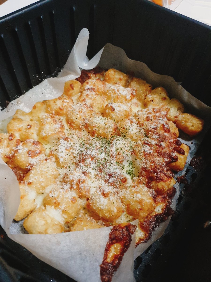 🧀감자치즈🥔
재료: 냉동감자튀김, 버터, 피자치즈 , 파마산치즈, 파슬리, 케찹 

1. 감자튀김에 버터를 올리고 180°에 10분 
2. 피자치즈를 올리고 10분
 (체다치즈 추가하면 👍👍)
3. 파마산치즈와 파슬리가루 올리기

파마산치즈가루는 많으면 많을수록 존맛탱 , 핫소스나 머스타드도 잘어울림