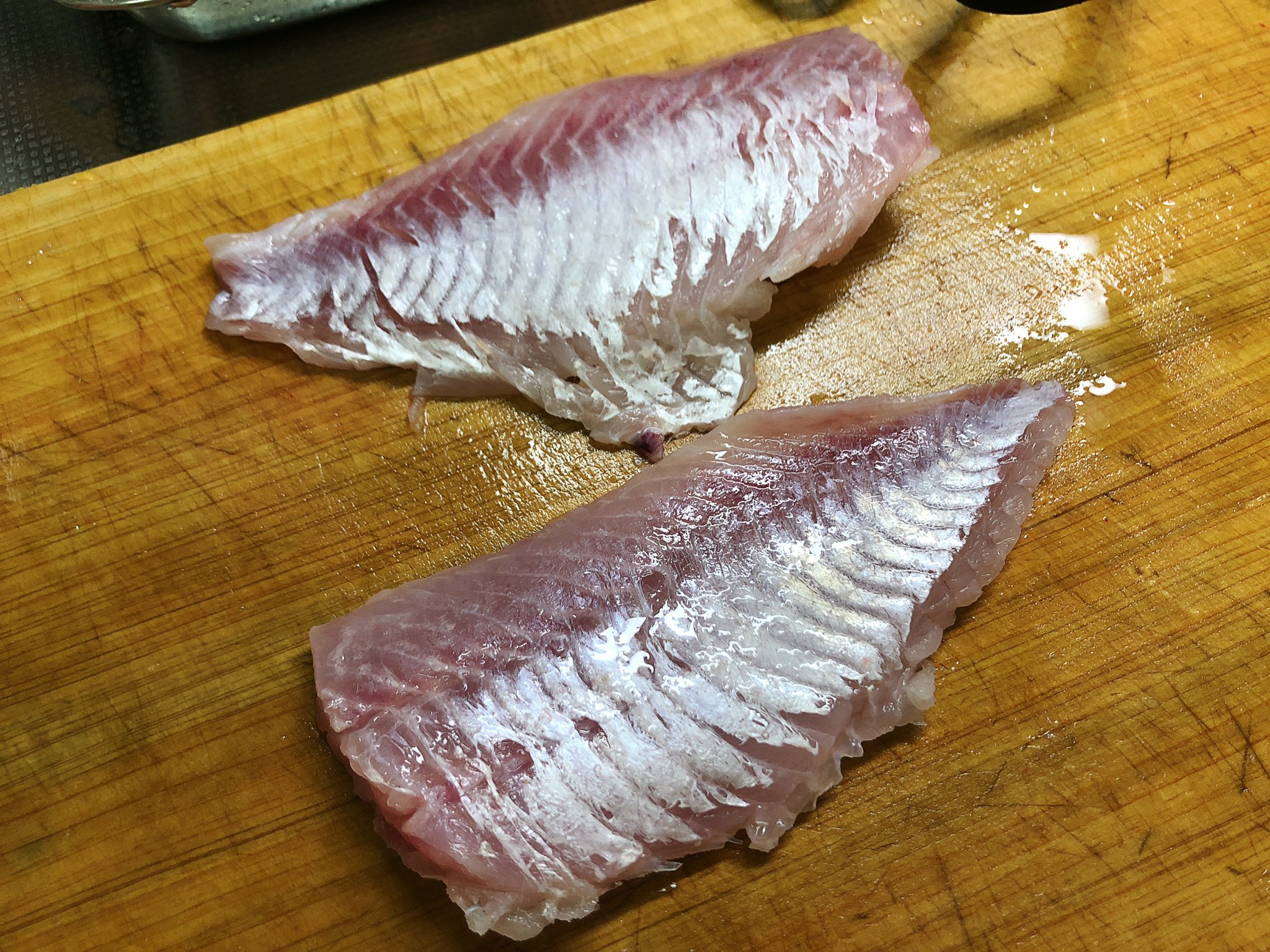 魔女っこれい 二尾目のメバルにも卵が入っていた しかも黄色 メバルの卵は黄色 オレンジ 茶色 グレー と成熟していく 三枚おろしにして一つはチルドで熟成 一つは塩を振った利尻昆布で包