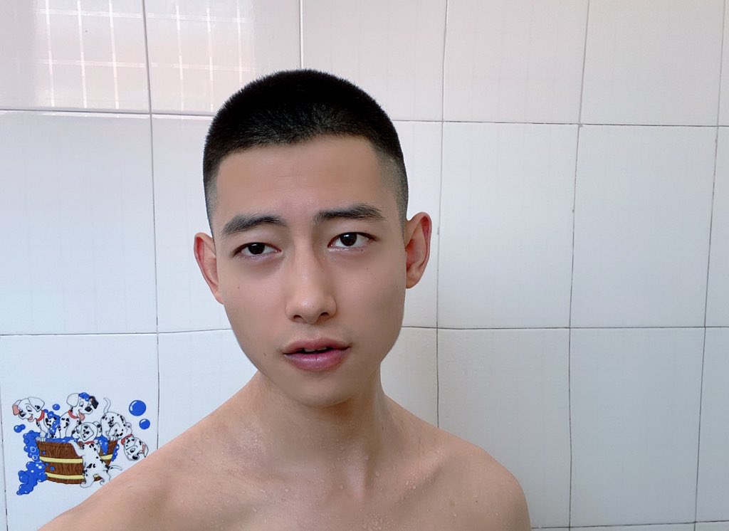 今日份的圆寸，理发店的小哥哥拖了一个小时才给我理完，咱也不知道，咱也不敢问