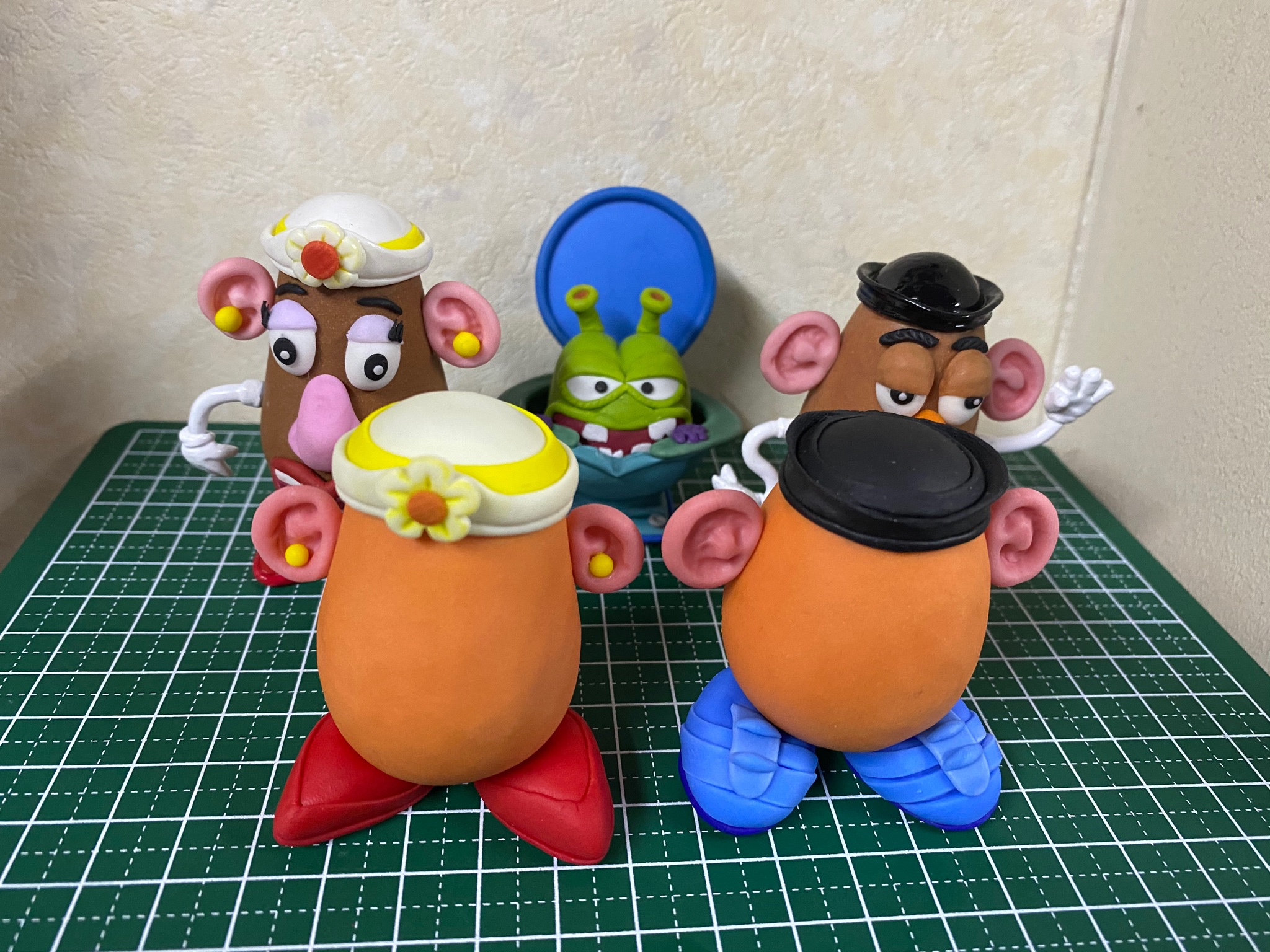 チョッパー ポテトヘッド製作第2章 8日目 今日は 二体分の腕を製作しました 2人がハイタッチしてる感じにしたかったんですが ハイタッチに見えるかな やっぱり掌が難しいです フィギュア作製 トイストーリー 安定の迷走中 なんか ヤバい