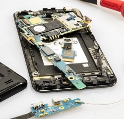 Captain_Cover's tweet image. Did you know there are around 62 different elements inside your mobile phone? And the rocketing demand for them is having a big impact on our planet. Find out why you should #recycle your old #smartphones - bit.ly/39uPzgc