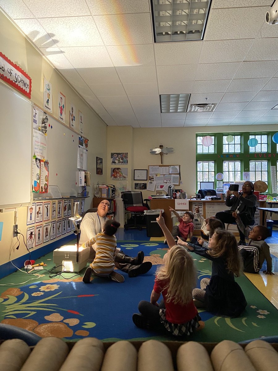 MakeSomeArt's tweet image. Early Learners discovering the difference between opaque and transparent in art and science. @TrinityBears #TrinityLearns
