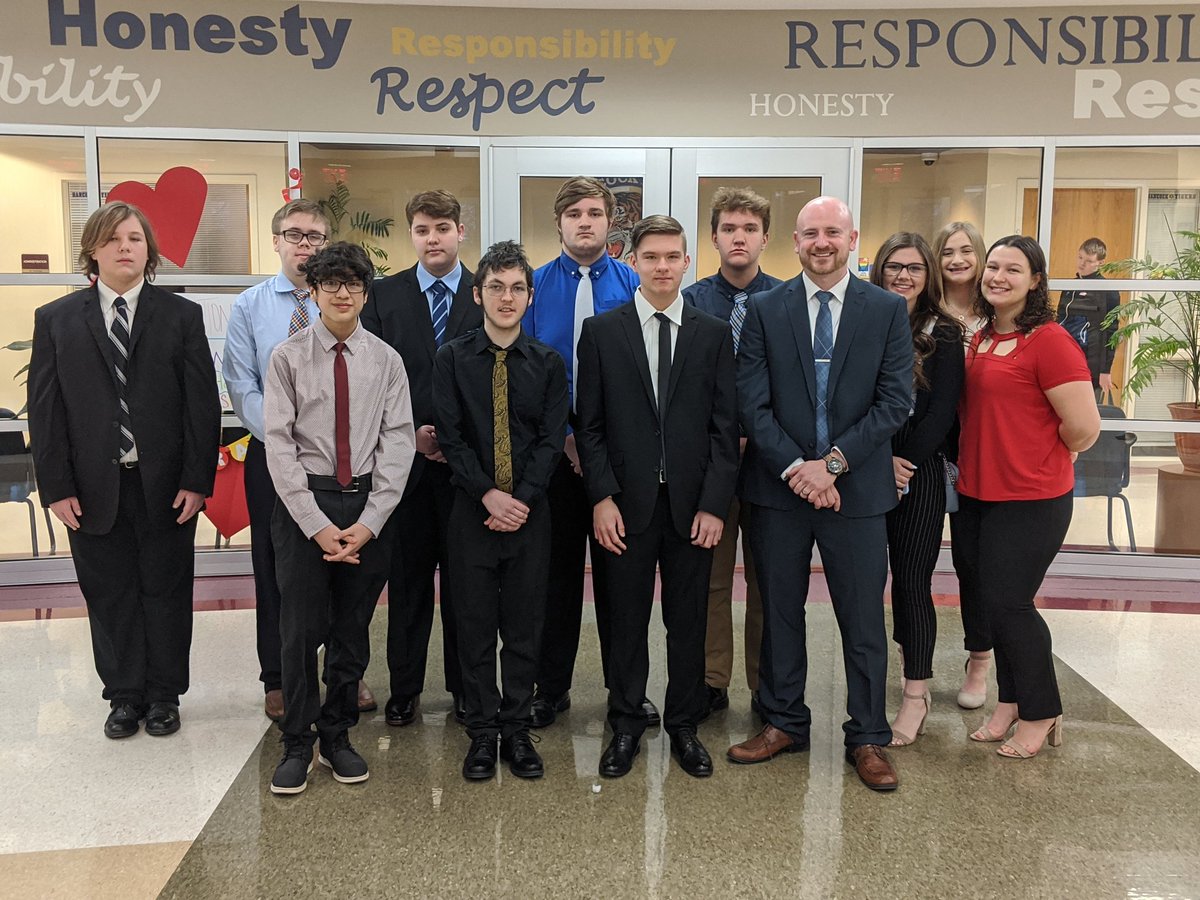MrNorthTech's tweet photo. Hancock FBLA members headed to our district conference at SLU! Kids are looking sharp!!! Thanks @senormarkmac  for help tying a few ties.  #hpsdtigers https://t.co/lFs3UhKoKd