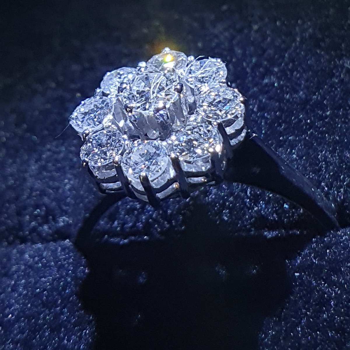 GioielliDeRosa's tweet photo. 💍💎 https://t.co/kqzhbaLoGT 💍💎
#gioielliderosa #jewelleryderosa #handmadejewelry #Diamonds #gioielliartigianali #diamanti #gems #love #sanvalentino #sanvalentin #ring #woman #luxury #shopping #madeinitaly🇮🇹 #girl #nice #light #lightitup #lightbox https://t.co/2yDhEsirry