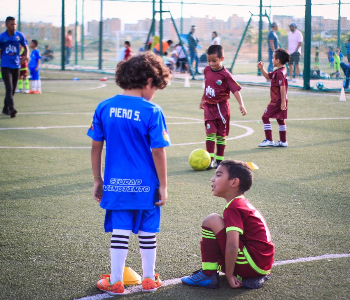 ciudadvinotinto's tweet photo. #AcademiaCV Sin el compañerismo, no somos nada 🤝💚
Uno de los valores que día a día hay que tener presente en la cancha ⚽
¡Seguimos adelante! 🔝 https://t.co/xPpPW9WvPR