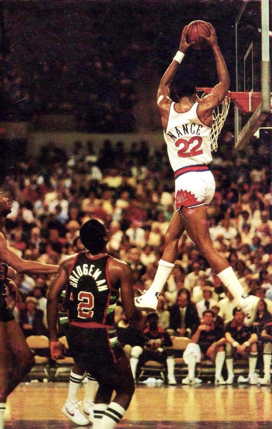 Larry Nance. 
Le soleil se lève...

Happy sixty-first Birthday «Little Hawk». 