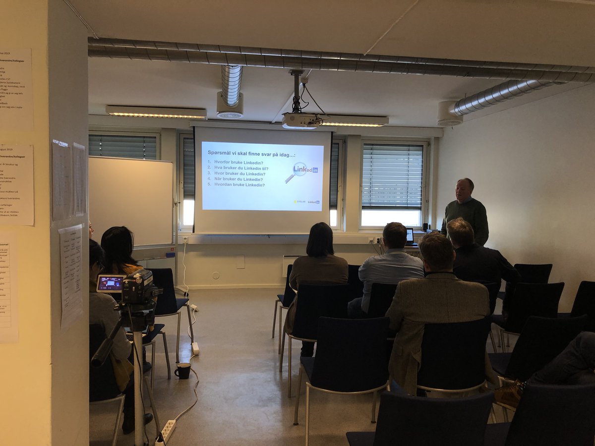 Lærerik dag på SYSLAB for deltakerne på kurset "Kompetanseformidling og nettverksbygging" med fordypningsforedrag om strategisk bruk av LinkedIn, levert av dyktige <a href="/williamjenssen/">William Jenssen</a> #karriere #foredrag #LinkedIn #jobbsøker #søkernyemuligheter #nystilling #kandidater