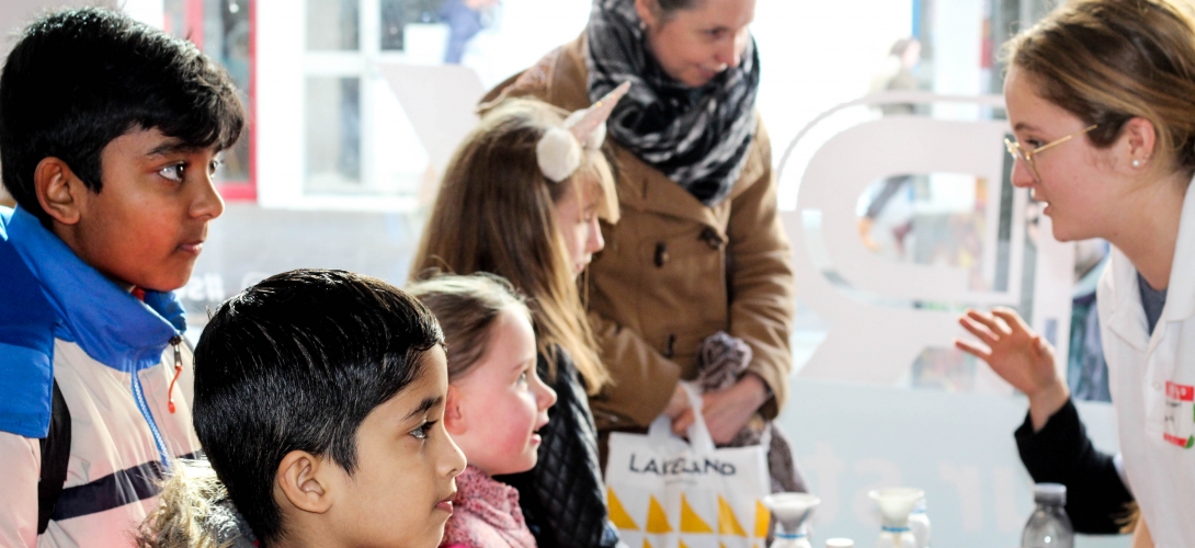 MyNottingham's tweet image. Wollaton Hall has more FREE exciting science activities again today (11.30am-3.30pm) – part of @NottsFOSAC:
✅ inflatable planetarium
✅ Launch your own rocket
✅ Handle specimens from Nottm Natural History Museum
Find out more here: nottsfosac.co.uk/event/family-f… #FOSAC #CuriousNotts