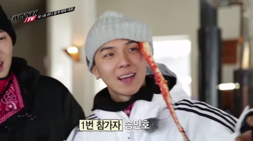 Remember this, Seunghoon challenge everyone if they can make Hoony laugh with crab leg, he'll give it. And Mino just disqualified (maybe because he still can't forget his lobster being stolen by Mino) so Song Mino 탈락 