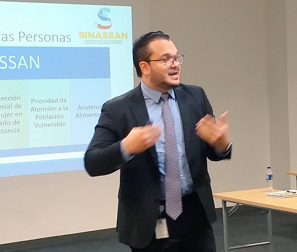 faodominicana's tweet photo. Rommel Vargas, Secretario Técnico del #CONASSAN, explica a exportadores y emprendedores, el marco normativo de la #SeguridadAlimentaria y el rol del Consejo en el país, en curso organizado por @ceird. @MinpreRD @SaludPublicaRD https://t.co/KfHXbBUmIu