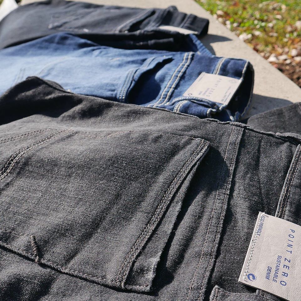Ces jeans sont verts. Oui, oui! 

De l’utilisation de coton issu d’une production durable au lavage à l’eau recyclée, Point Zéro réduit son empreinte écologique tout en proposant des styles qu’on aime! 

#LesPromenades #jeans #ecoresponsable