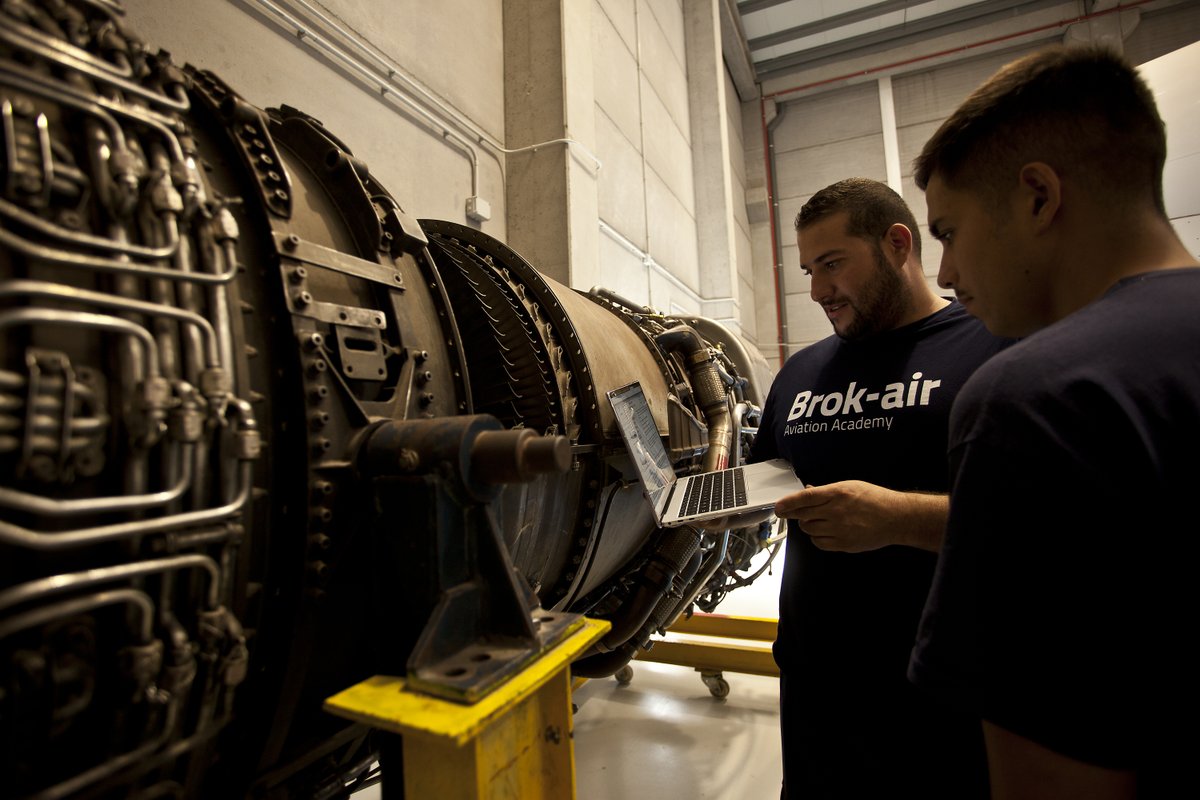 Trabajamos para que los alumnos salgan del centro con todos los conocimientos y las competencias profesionales requeridas, y así cubrir la alta demanda de TMA. #aviones #tecnologia #profesion #estudiar #queestudiar #viajar #study #travel #tech #empleo #trabajo #tecnicos #futuro