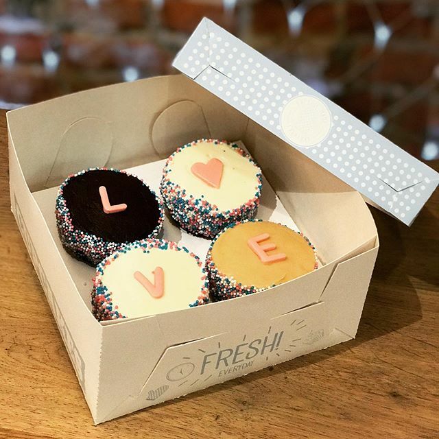 CupcakeCornerPL's tweet photo. Czy można w słodszy sposób wyrazić miłość?❤️Chyba nie! Nasz słodki SMS zamówisz w naszej cukierni internetowej! Aktywny link w BIO❣️
#cupcakecorner #cupcakecornerbakery 
#valentinesday https://t.co/BxxerCc9SA https://t.co/bWxByl0wH4