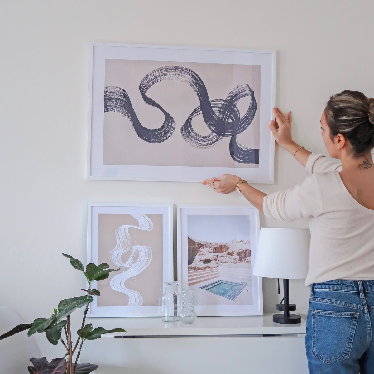 #DECO // Tadam voici mon mur de posters @DESENIO1 ! ✅ -25% sur les posters code MATHILDATOP (valable jusqu'au 13/02 hors cadres / posters personnalisés et handpicked).