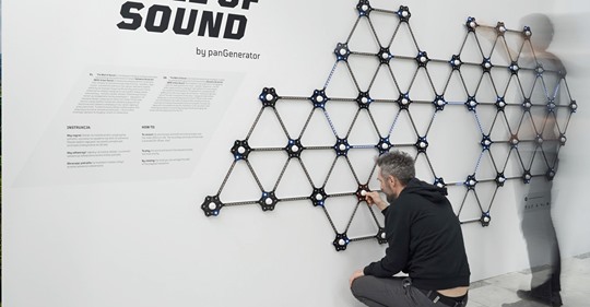 EloStras's tweet photo. Ce sampler participatif géant permet aux gens de créer de la musique dans l’espace publique #traxmag https://t.co/COFegIXgGW https://t.co/d8SopKjOJO