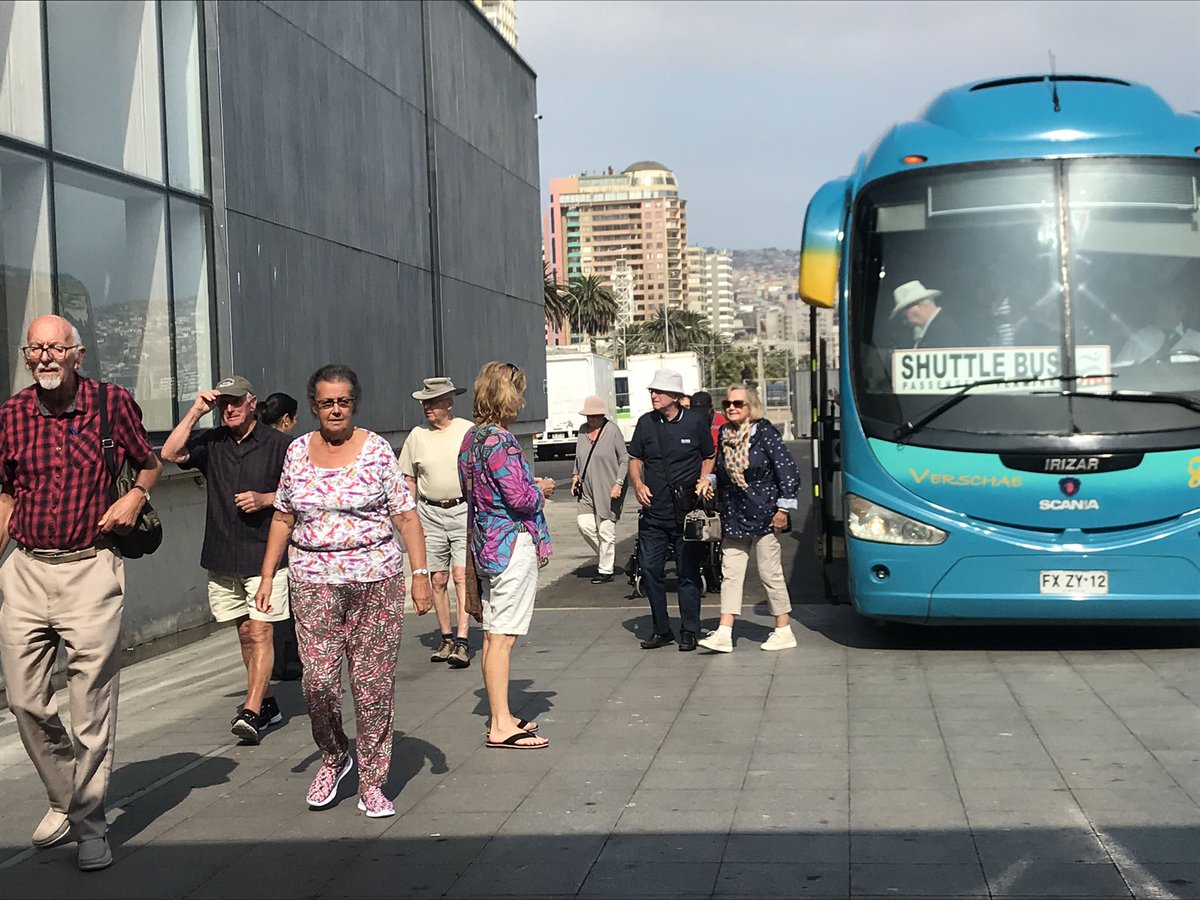 VtpValpo's tweet photo. En esta temporada ya hemos atendido 15.219 turistas y 7.971 tripulantes de 19 cruceros.
Hoy llegó la nave Balmoral de Fred Olsen Cruise Lines con 1.093 pasajeros, de los cuales casi el 100 por ciento se encuentra realizando tours en los distintos atractivos de la región. https://t.co/EKM7hzPRRP