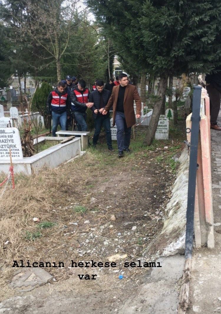 Ah kardeşim ah...
Babanın mezarına ellerinde kelepçeyle gelecek ne suç (!) işledin?

Doğru doğru... 13 yaşında ailenden vazgeçip vatana hizmet etmek için Işıklar askerî lisesine girdin. Daha ne suç isleyebilirsin...

#AlicanErgün