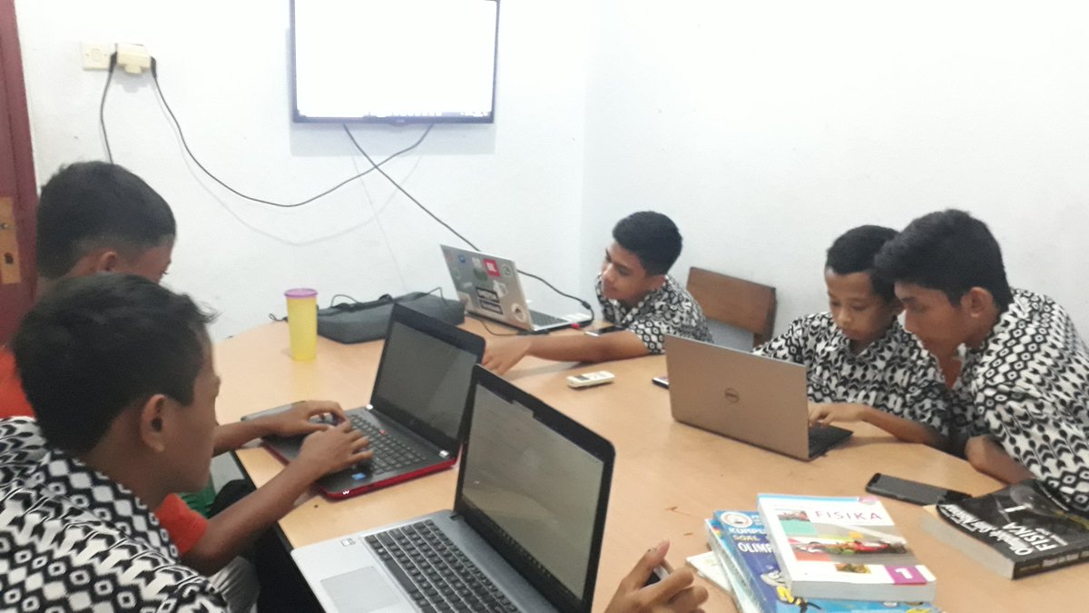 FarahOktarina's tweet image. Today, after office hours, finally I returned to teaching students from junior high school (SMP N 1 Semarang).
#ProgrammingClass
