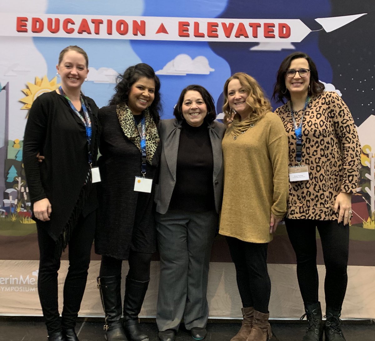 ForestGlenElem's tweet photo. With Muriel! ⁦@TheLeaderinMe⁩ ⁦@rosesund1⁩ ⁦@ZavTop4⁩ ⁦@HSSD⁩ #vanasten #leaveheartprints https://t.co/RZgHCDjXf2