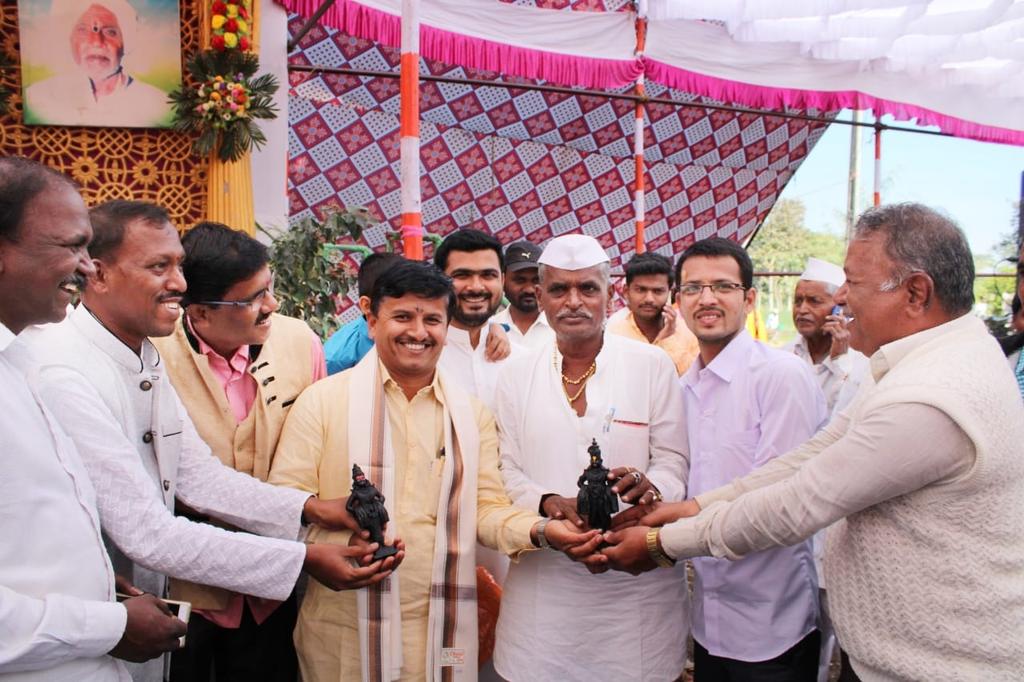 SunilArote's tweet photo. #मी_इंदोरीकर_महाराजांच्या_सोबतच
स्वताच्या प्रपंचावर तुळशीपञ ठेवून समाजाच्या कल्याणाचा वसा रक्ताच पाणी करुन पेलणारा देवमाणूस...
गुरुवर्य बाबा..   #I_Support_Indorikar_Mharaj https://t.co/c0vkMM4jvM