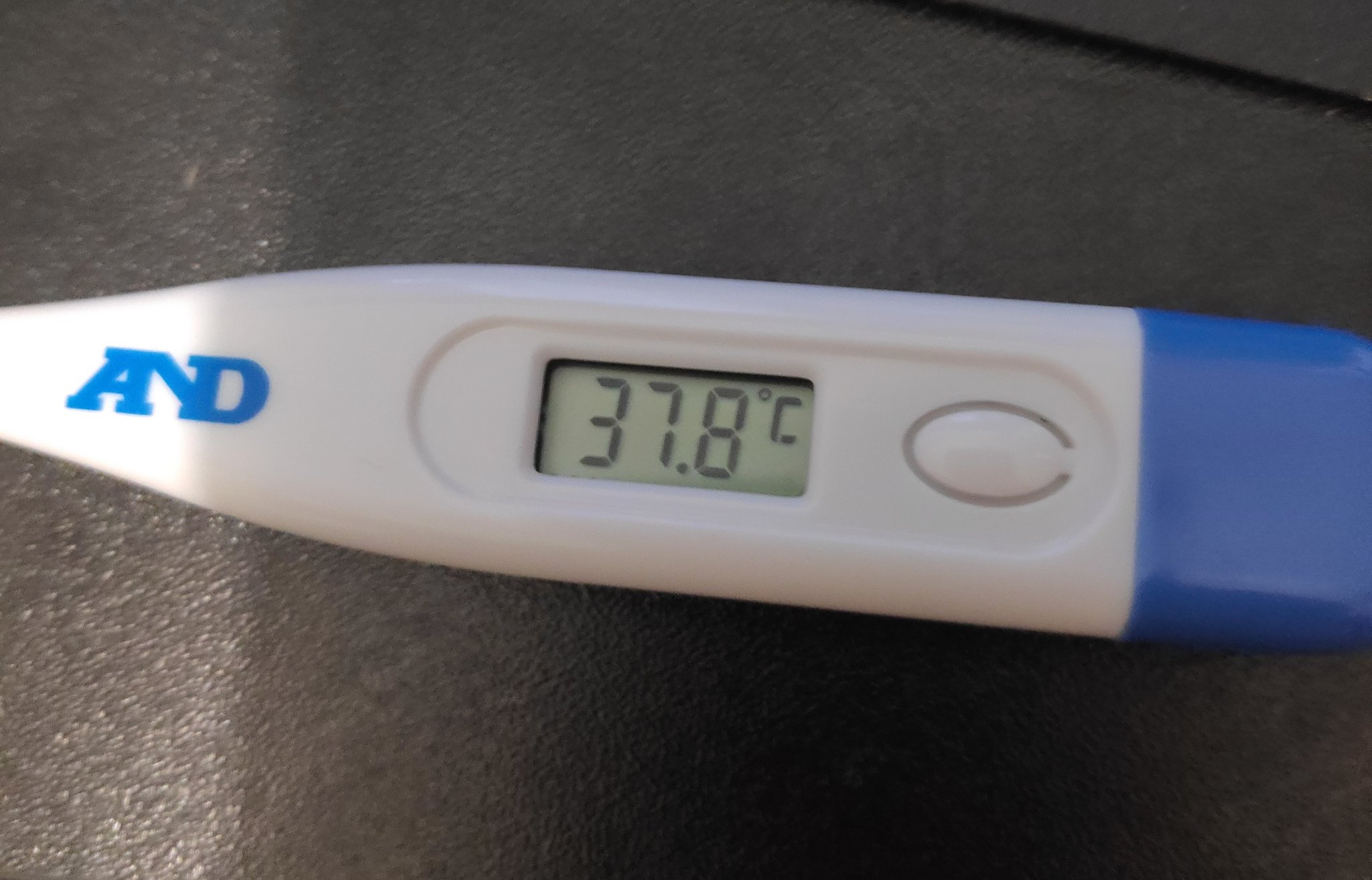 Se temp. Электронный градусник 38.7 Omron. Градусник электронный 37.8. Градусник с температурой 38.7. Электронный градусник 37.5.