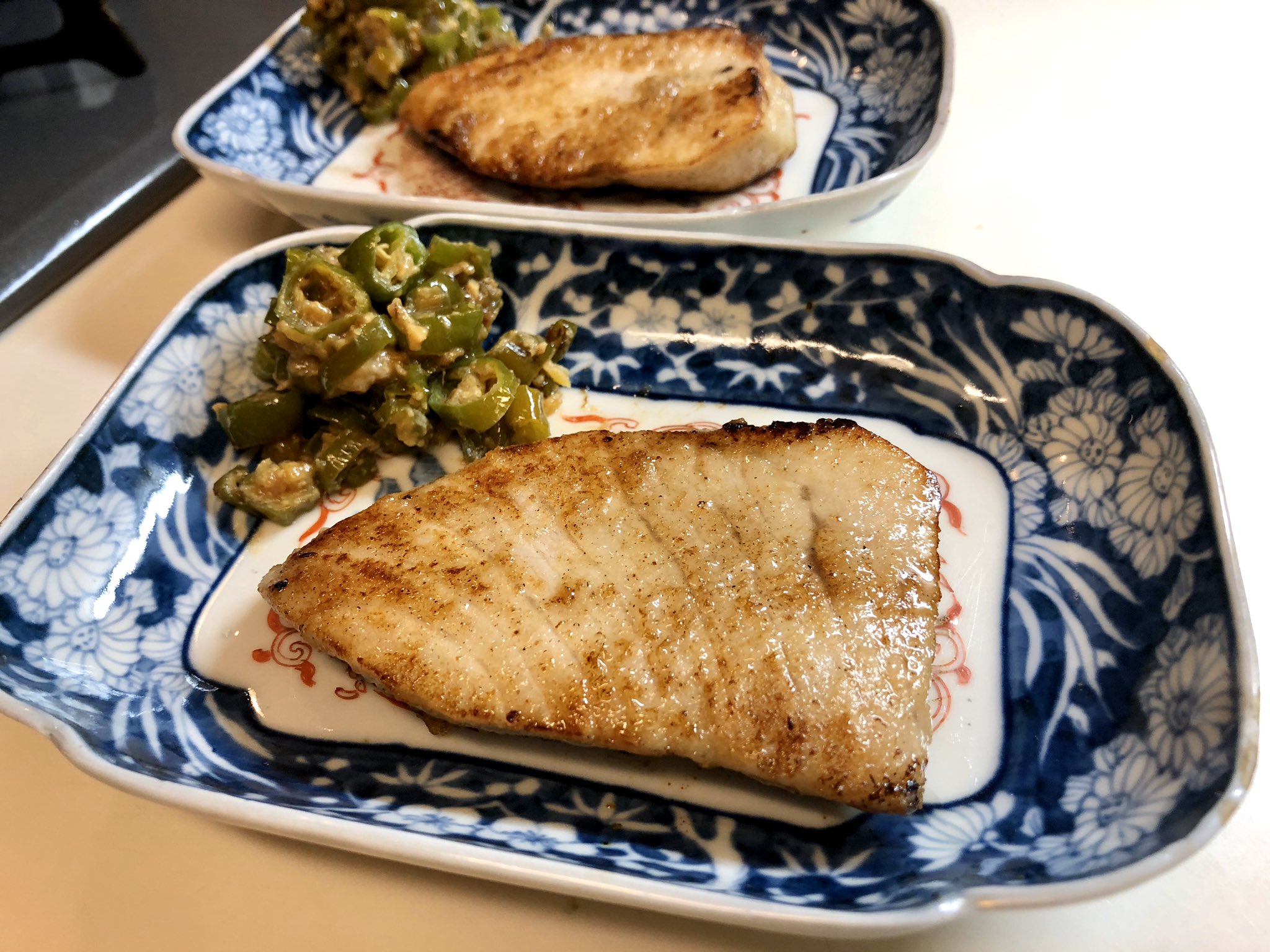 おりえ メカジキに塩胡椒と小麦粉まぶして焼いて 青唐味噌をちょびっとのせて食べる これがとても合う 反対側ちょっと焼きすぎたのでこっち向きに盛り付け T Co 0yfpentamy Twitter